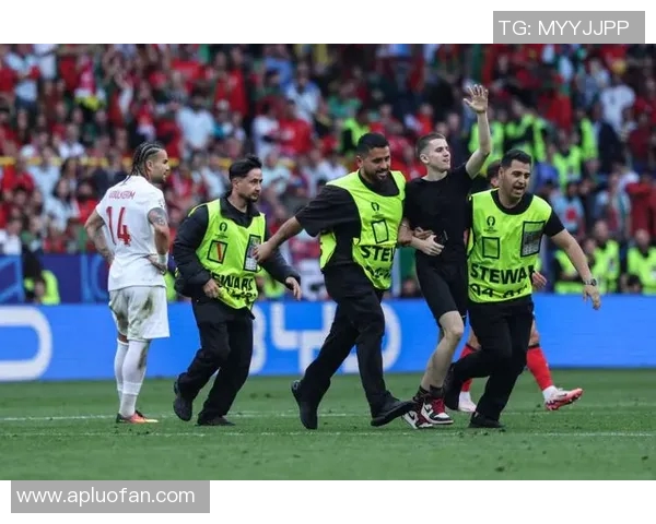 球迷疯狂冲入场内成功抢走C罗球衣引发热议与争议