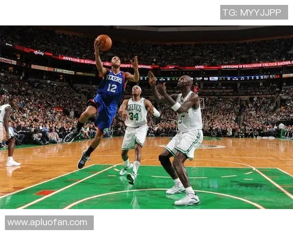 费城76人与迈阿密热火的激烈对决展现篮球魅力与团队精神 费城76人与迈阿密热火的激烈对决展现篮球魅力与团队精神